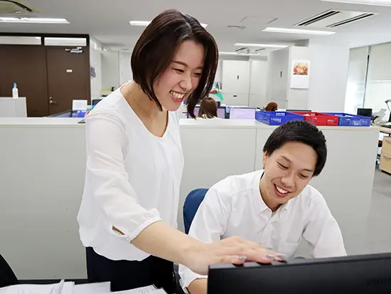 社内はいつも和気あいあいとした雰囲気！部署や立場が違っても、互いに協力しながら進めています。