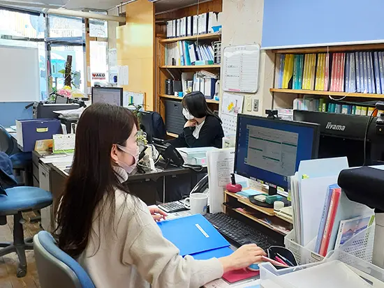 じっくり腰を据えて働く人が多く、中には勤続20年以上の人も！