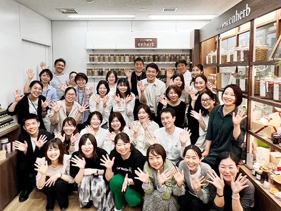 全国29店舗を展開しています。写真は一緒に働く店長や本社メンバーです。チームワークを大切にしています！