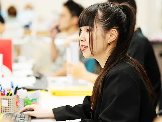 残業ほぼナシ、日・祝の固定休に加えて毎月《自由》に決められるシフト制！