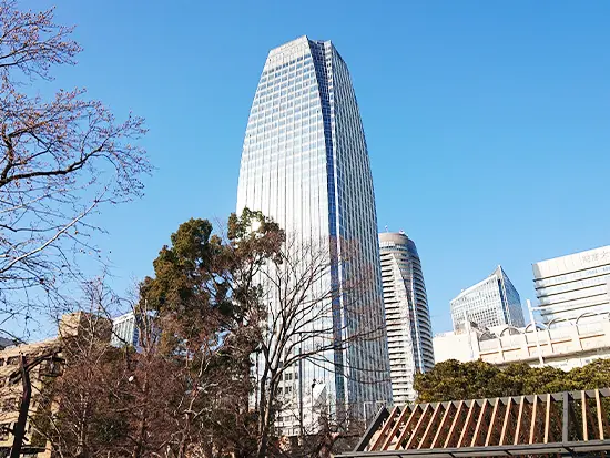 勤務地は港区のランドマーク・愛宕グリーンヒルズMORIタワー。「御成門駅」徒歩4分と駅チカです◎