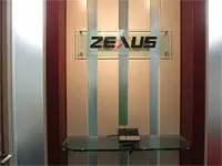 銀座という立地にふさわしい洗練された雰囲気の本社エントランス