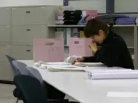書類一枚一枚にしっかり目を通す丁寧さが求められます。