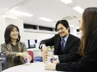 休憩時間は笑い声の絶えないオフィス。年次に関係なく誰でも気兼ねなく話し合えるフラットな職場です。
