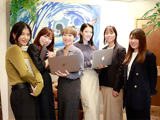 女性が半数と多数活躍！チームで協力し合いながら取り組む温かな風土が根付いています♪