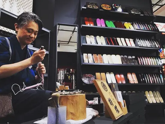 草履一筋50年の職人が1つ1つ手作業で製造する当社製品。