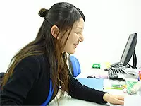 オフィス内には先輩がたくさんいます。なんでも質問してください