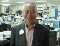 左胸に付けている似顔絵はメンバーからプレゼントされました
