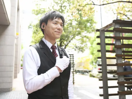 清潔感ある制服と空間で、自然と所作も丁寧に。日々の業務を通じて上質な接客スキルを磨けます。