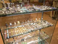 海外から直輸入した高級雑貨も展開しています