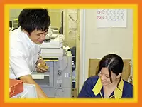 営業担当とのやり取りも重要なお仕事の1つです。お互いにしっかりと確認をとります。