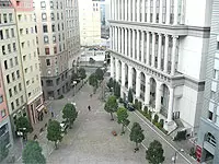 汐留で開発が進むイタリア街のど真ん中に本社ビルがあります。