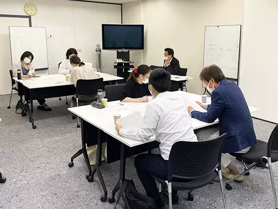入社以降も定期的な研修を実施。英会話やビジネススキルを磨いていけます。