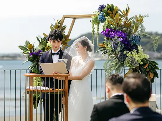 海の目の前に位置するホテルで働けます！中には、出勤前にサーフィンを楽しんでいるメンバーも。