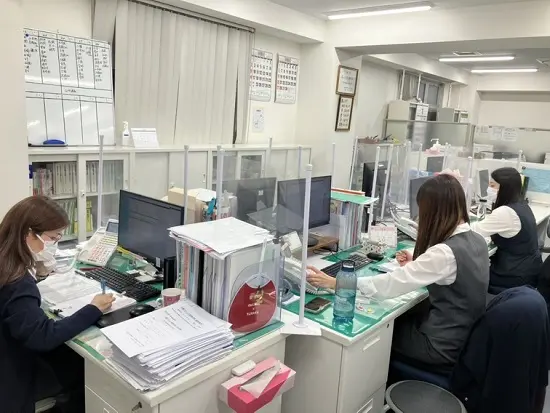 20代・30代・40代のメンバーが活躍中！お互いに助け合える雰囲気で連携の取れた居心地の良いチームです。