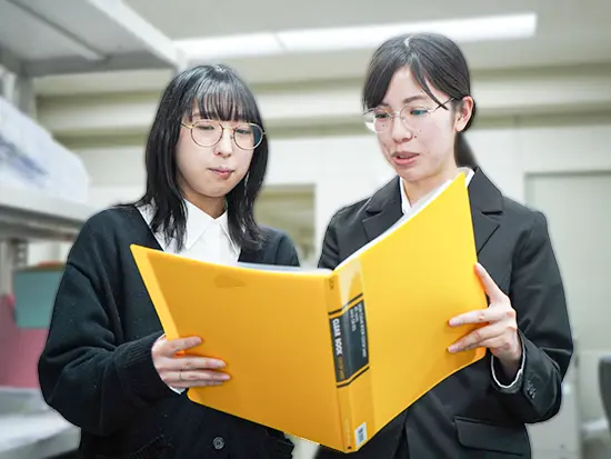 事務デビューの方も歓迎！先輩に質問ながら、簿記の資格取得を目指すことも◎