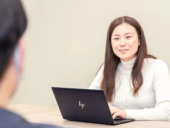 1年に1回先輩と面談を行い、目標やキャリアを見直しながら成長できます！