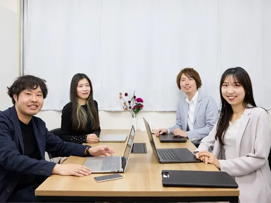 年間休日125日以上！有休消化率は80%以上で残業も少なめと、プライベートも大切にできます。