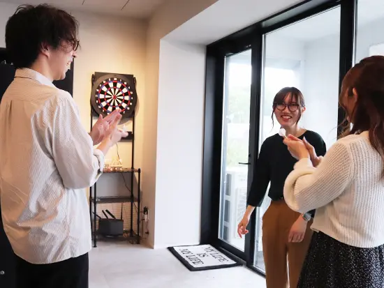 ダーツや芝生エリアなど遊び心あふれるオフィスがポイントです。