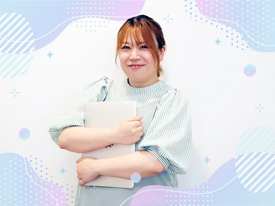 自社スクールでイチから学べる環境があります！未経験から入社した先輩がほとんどなので、ご安心ください♪