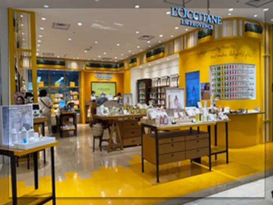 フランスL'OCCITANE本社からのバイブルを基に日本市場に合ったデザインをきめ細かく作り出しています。