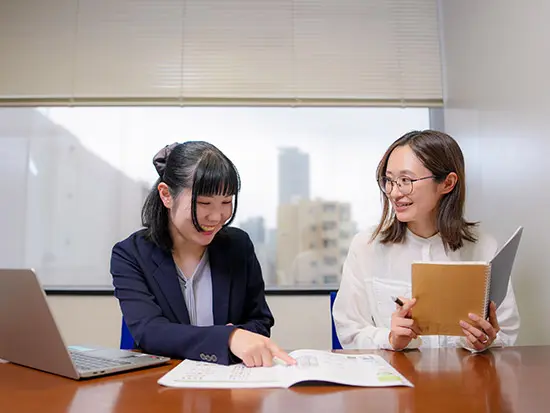 相談しやすい先輩たちが、すぐそばに。手厚いマンツーマン研修・フォロー体制をご用意しています！