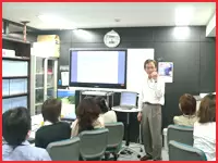 本社専用の研修室。週ごとに異なったメニューの講習を行います。