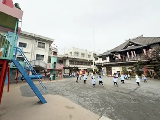 心身ともに健康で、のびのびとした知的な子供に育てるのが私たちの目標です