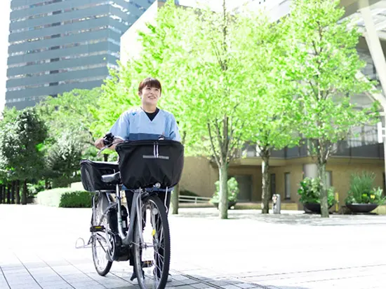 電動自転車で地域を巡回。外出する仕事だから毎日が新鮮♪