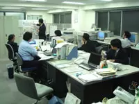 社内ミーティングでは、新しい企画アイデアが飛び交います