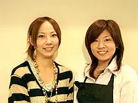 フロントスタッフが笑顔で応対。またのご来店お待ちしています。