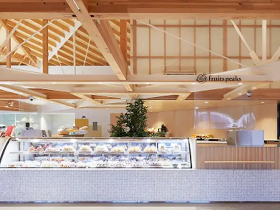 フルーツピークスは、木のぬくもりを感じる店舗がポイント。