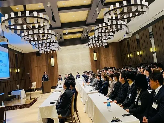 新年全社会議の写真。運営は総務が担当しており、会社の大切な場面の節々を支えています。