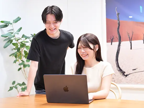 異業種出身メンバーが多数活躍中！入社後は研修から始めるので、未経験の方も安心してください♪