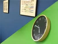 オフィスはコーポレートカラーの「青」「緑」「赤」で統一