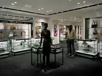 黒×白でまとめられた店内はモダンでラグジュアリー感たっぷり