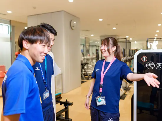 1ヶ月の本部研修の後はOJT。先輩がマンツーマンでレクチャーします！