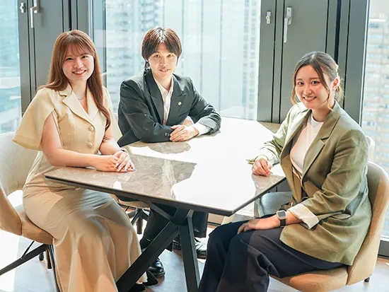 チーム制で案件を進めるため、一人で抱え込まず、先輩後輩関係なく気軽に相談し合える雰囲気。