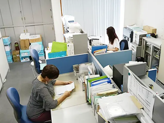 明るい雰囲気の事務所には常におしゃれなＢＧＭが流れています。