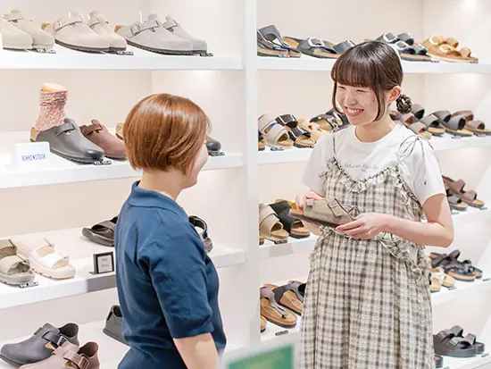 毎年1足シューズをプレゼント！履き心地にハマり、社割でプライベート用に買うスタッフも多くいます。