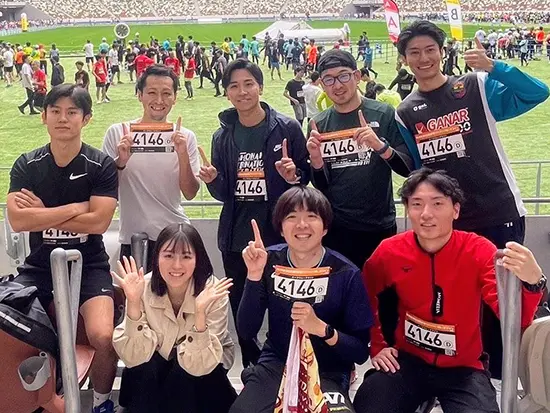 休日にみんなで遊びに行ったり、スポーツイベントに参加したりすることもあります。