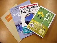 教材一つひとつを自分たちで作り上げています。