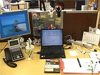 デスクは使いやすいようカスタマイズ。働きやすさを追求します！