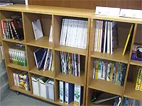 本棚にはアイデアの源泉となるようなマンガや本が並んでいます！