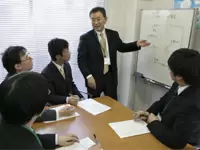 社内ミーティングの１コマ。『真剣且つ和やかに』