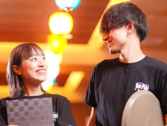 創作居酒屋のほか、鮨、高級焼肉、肉バルなど。その店舗運営は、若いスタッフたちが主役です。