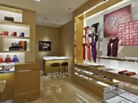 ショールやアクセサリーなど、カラフルな製品展開