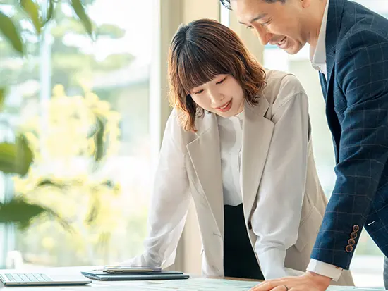 社内の他部署など周囲とのコミュニケーションを大切にしながら業務を進めていきます。