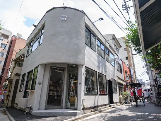 活気のある浅草店舗。駅徒歩2分とアクセスも抜群です。