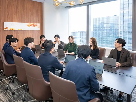 平均年齢33歳と若手中心の組織で、フランクな雰囲気で働けます◎